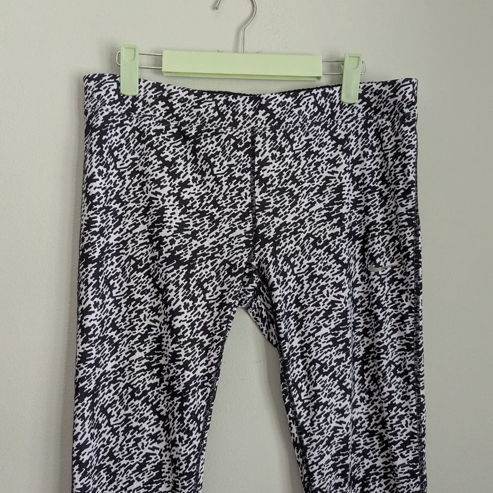 Nike Dri Fit Womens Small Pronto Essential Crop Running Leggings Black White 196